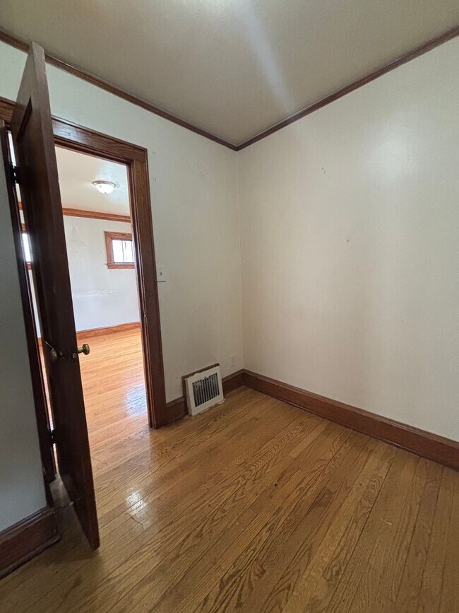 Building Photo - AFFORDABLE 3BR SINGLE FAMILY HOME, PARKING, YARD, BASEMENT!