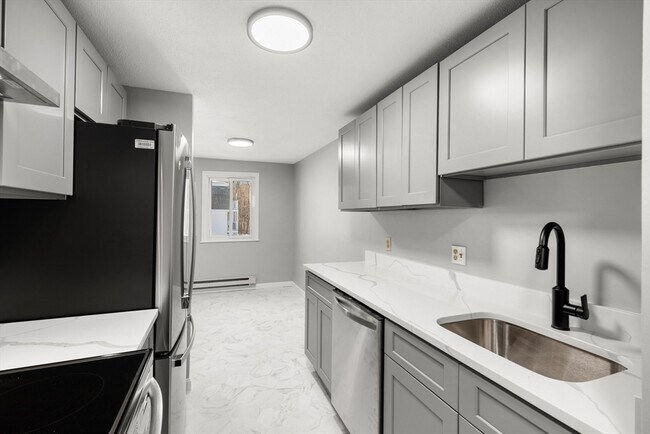 Building Photo - 96 Main St