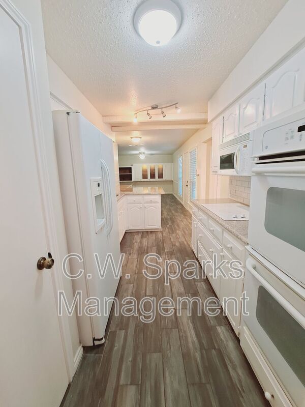 Building Photo - 1005 Harness Ln