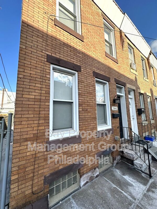 Building Photo - 2441 E Oakdale St
