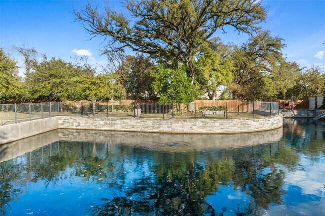 Foto del edificio - 708 Ivory Manor Dr