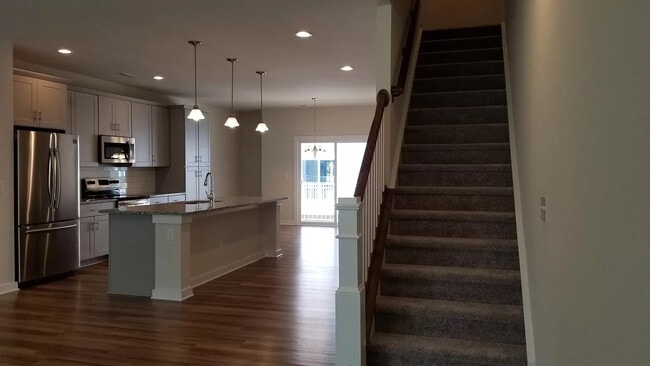 Building Photo - Room in Townhome on Sharon Towns Dr