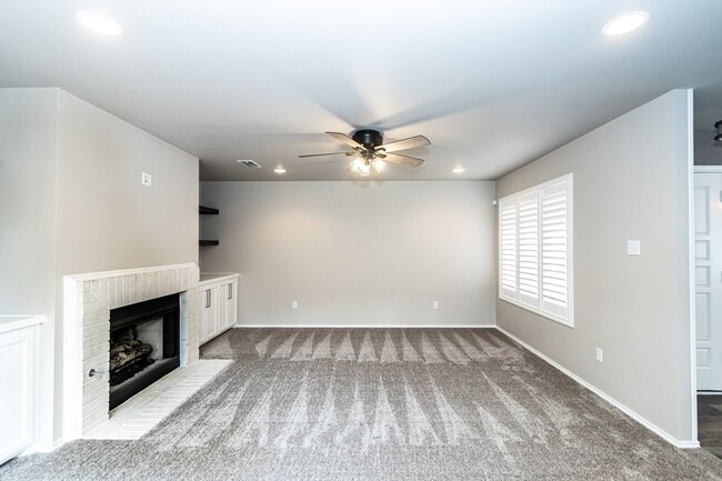 Building Photo - Stunning Townhome Located In Raintree Divi...