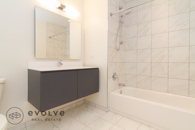 Foto del edificio - 805 N LaSalle Dr