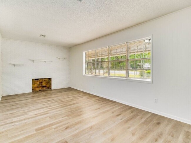 Building Photo - Convenient to bases & shopping!