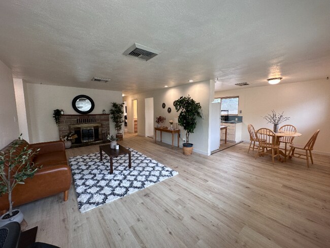 Foto del edificio - 1111 Rose Ln