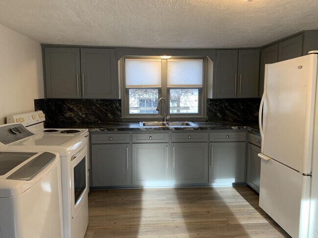 Foto del edificio - HEAT IS NOW INCLUDED IN THE RENT!Charming 2-Bedroom, 1-Bath Single-Family Home in the Borough of ...