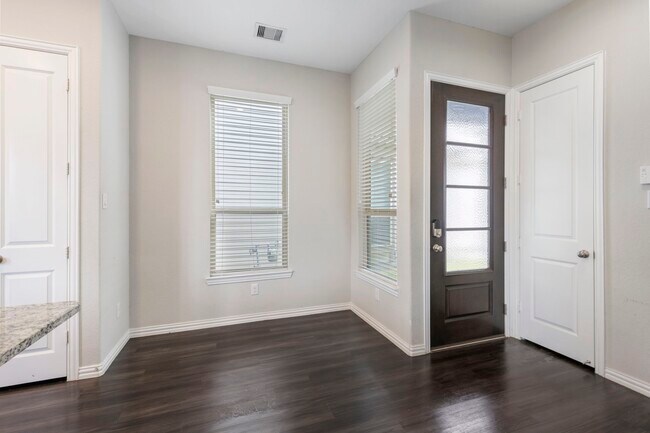 Foto del edificio - 5021 Lehman Oaks Dr