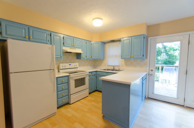Foto del edificio - 4 bedroom, 2.5 bath: Available August 2026!