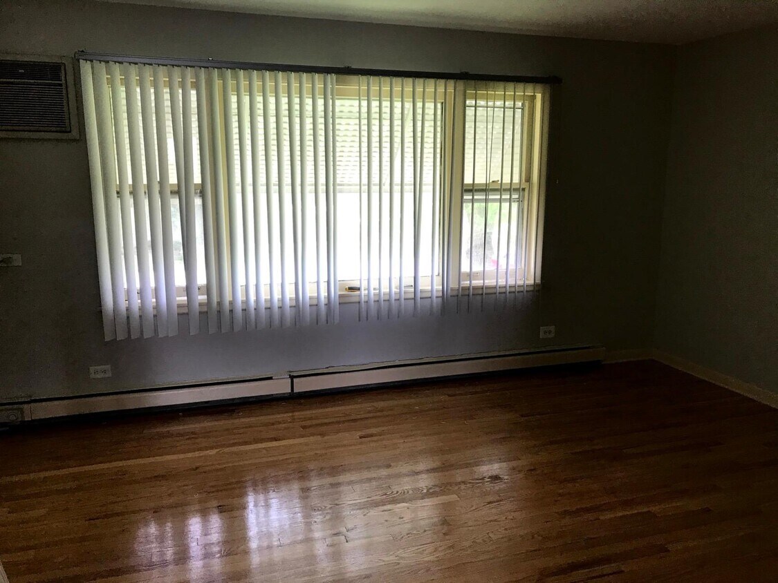 Living room - 11005 S Lloyd Dr