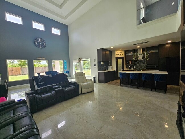 Building Photo - 2537 Los Portales