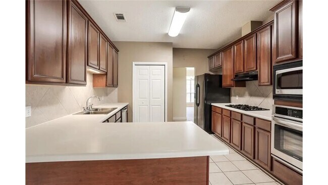 Building Photo - 966 Maple Creek Dr
