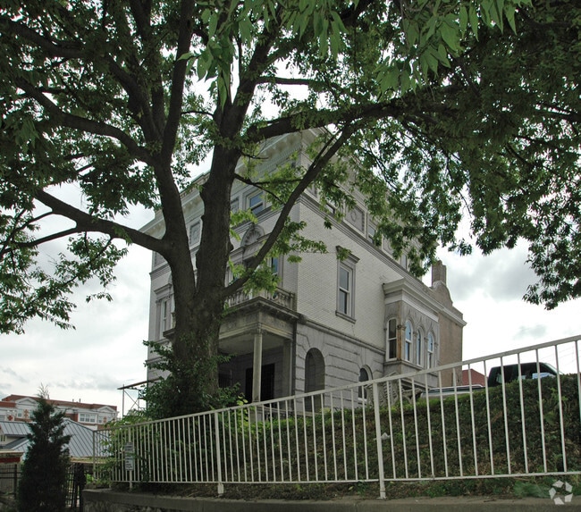 Building Photo - Historic Property