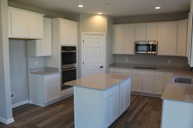 Building Photo - Move in Ready Beautiful 4 BR in Brownsburg!