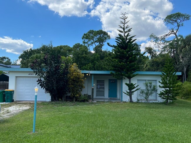 Building Photo - AVAIL 10/15 -- $1,200 ** Annual ** 2 Bed /...
