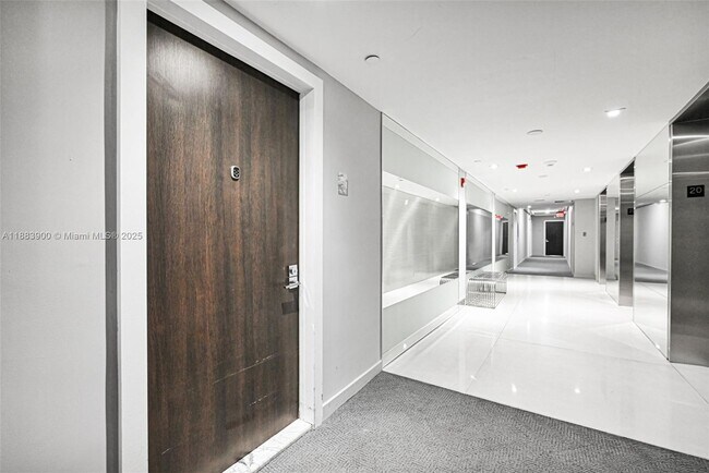 Foto del edificio - 20335 W Country Club Dr