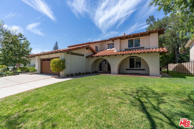 Foto del edificio - 683 Triunfo Canyon Rd