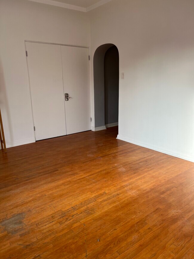 SALÓN CON AMPLIO ARMARIO - 709 N Harper Ave