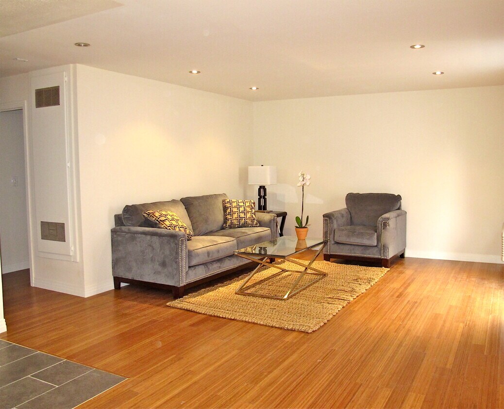 Foto principal - 4852 Rosewood Ave