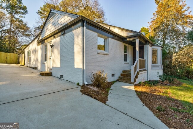 Building Photo - 995 Lindbergh Drive NE