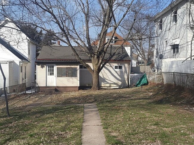 Foto del edificio - 222 Rosehill Ave
