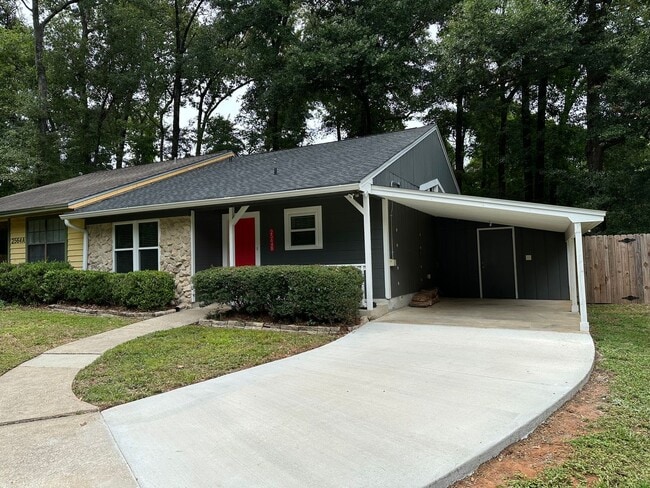 Building Photo - Beautifully maintained 2/1 in Brewster Est...