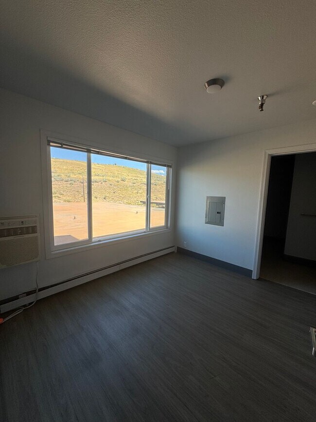Foto del edificio - 2 bed 2 bath unit - ALL UTILITIES PAID - A...