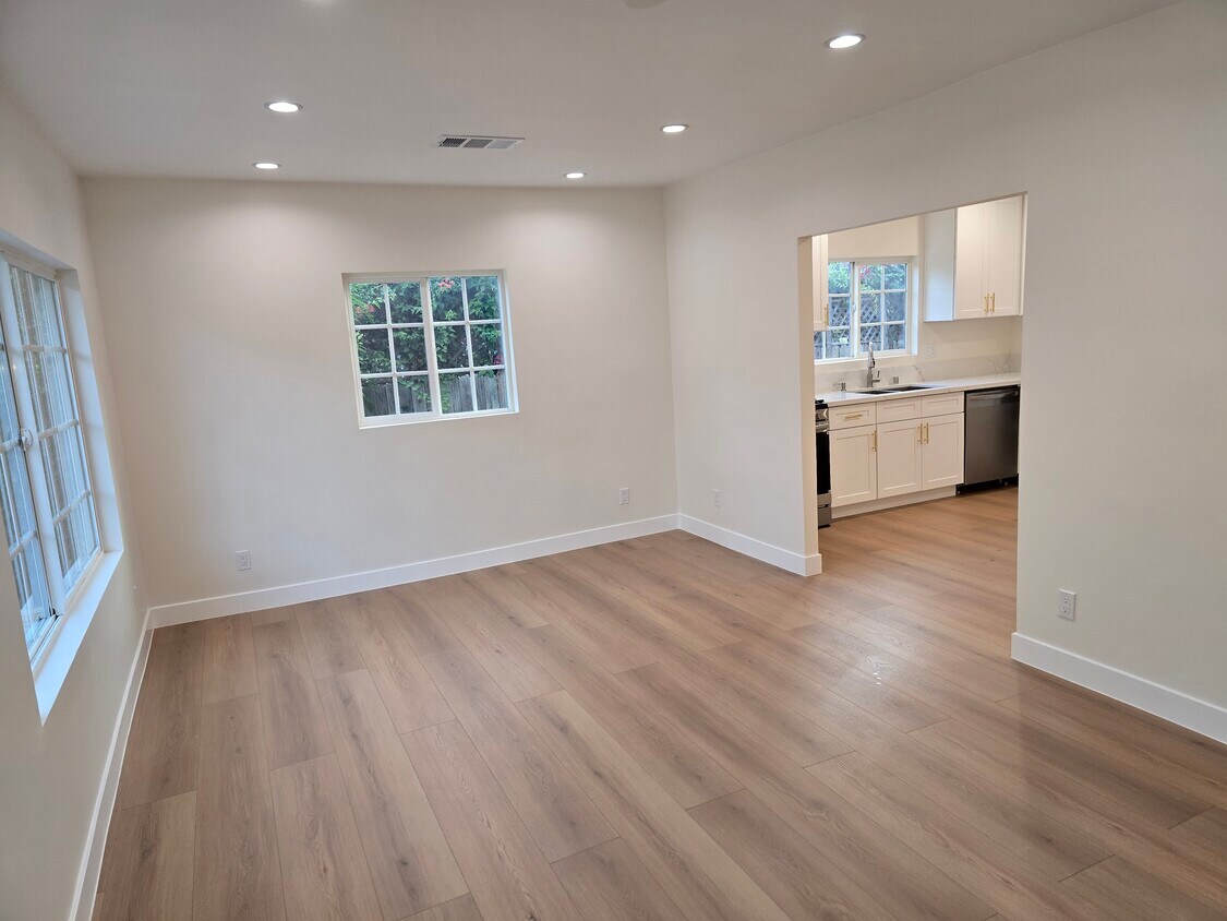 Foto principal - 6703 Cedros Ave