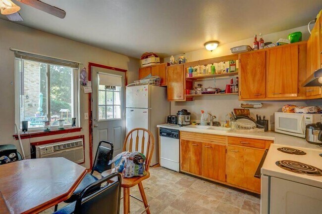 Building Photo - 5833 Balsam Rd. #1
