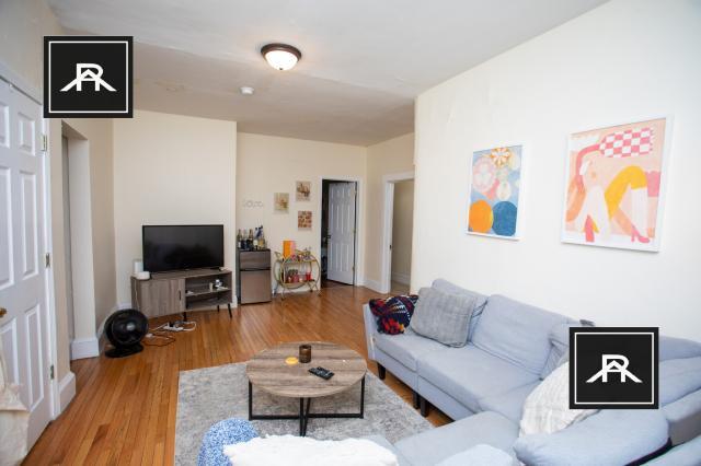 Foto del edificio - 4 bedroom in Brookline MA 02446