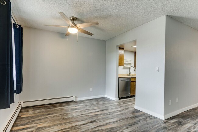 Foto del edificio - Updated Unit next to CMU with Pool!