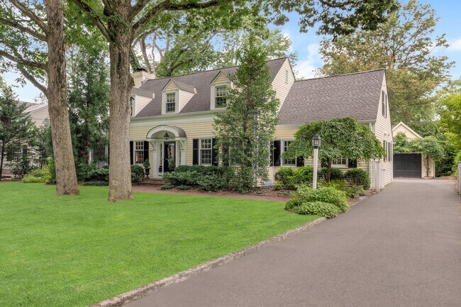 Building Photo - 307 Forest Dr S
