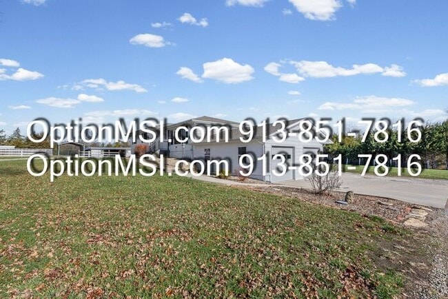 Building Photo - Country Charm Just Minutes From Lawrence!