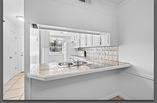 Cocina mirando al este - 1519 N Leverett Ave