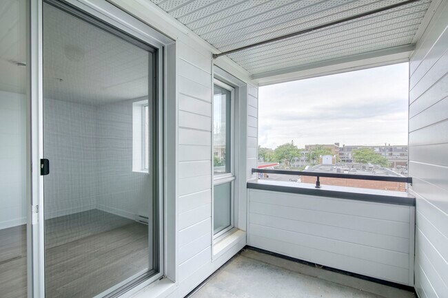 Building Photo - 9675 Av. Papineau
