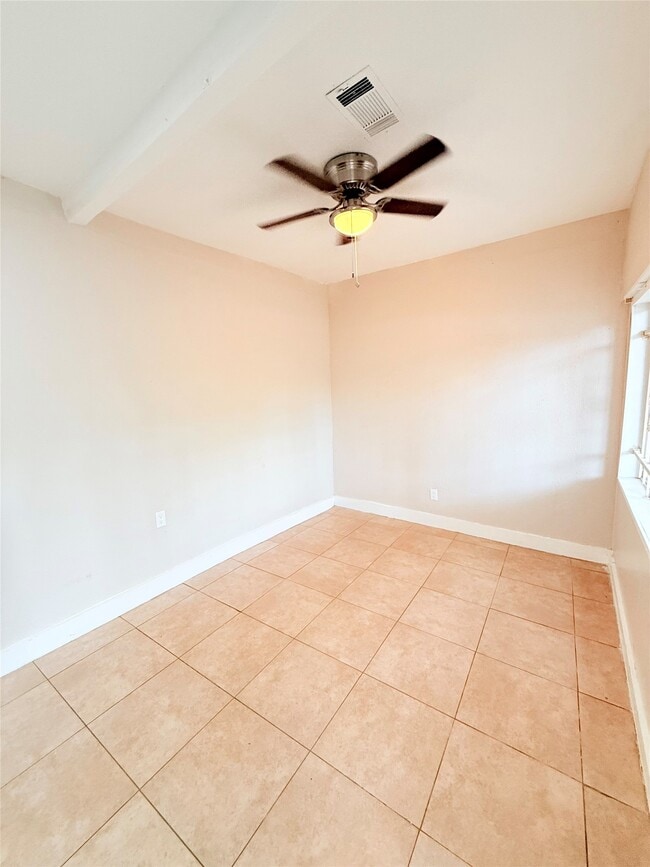 Building Photo - 6109 Saxon Dr