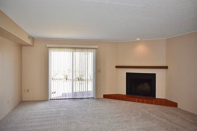 Building Photo - 607 White Oak Dr