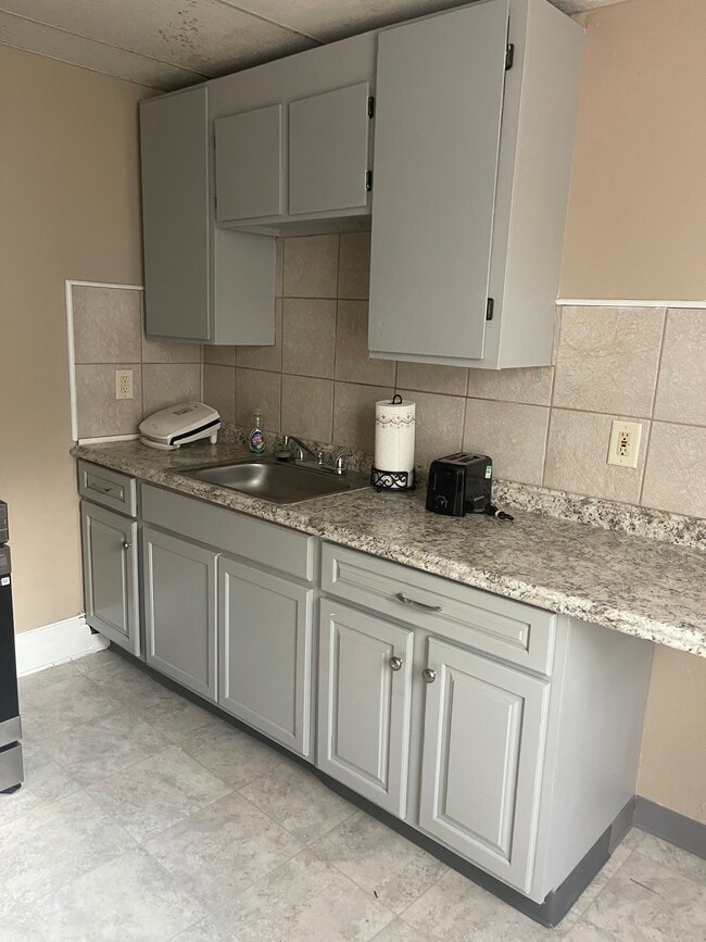 Building Photo - 1135 Lancaster Ave