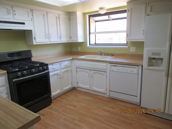 Foto del edificio - Beautiful and Spacious 4bd 2ba