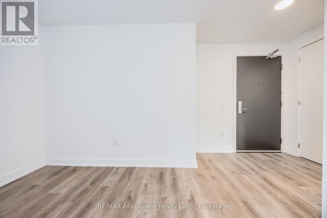 Building Photo - 3009-3009 Novar Rd