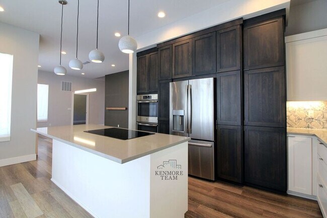 Building Photo - 425 Riverwood St