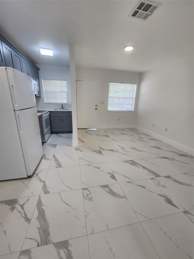 Building Photo - 2466 Lincoln St