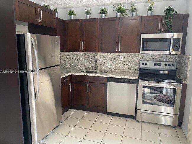 Foto del edificio - 560 NW 82nd Pl