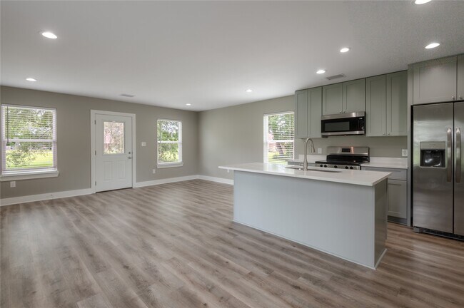 Building Photo - 140 Shady Oaks