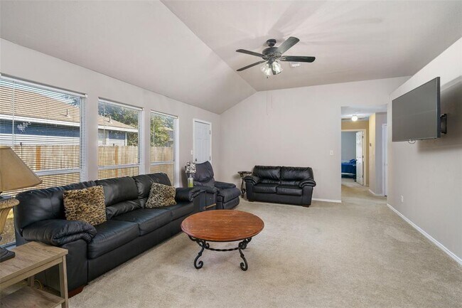 Building Photo - 724 Pace Dr