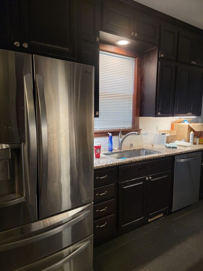 Building Photo - Large 3 bedroom 2 bath Home