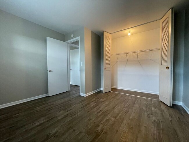 Building Photo - Charming 1-Bed, 1-Bath Apartment in the He...