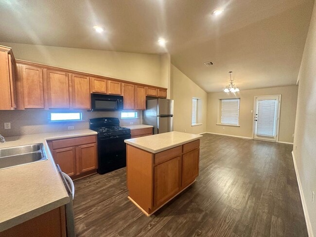 Building Photo - 3 BED 2 BATH NEW MANAGEMENT!!!!