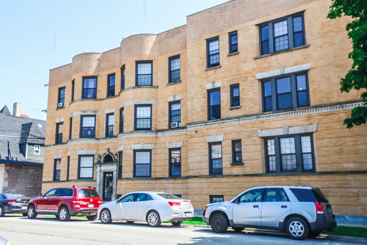 Primary Photo - Two Bedroom in Bronzeville!