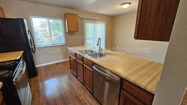 Foto del edificio - 3234 S Dudley St